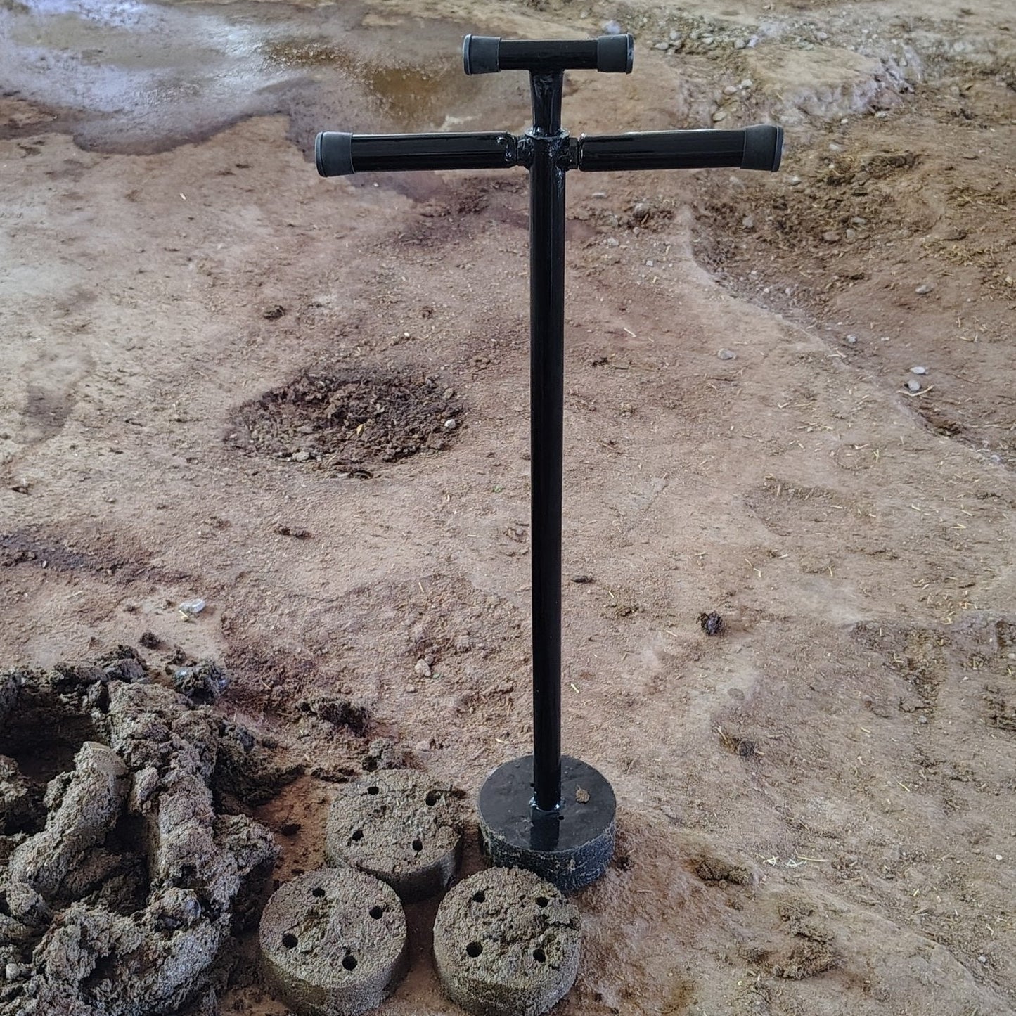 Metal Cow Dung Cake Maker, 5x2inch Cup, 2.5ft Tall