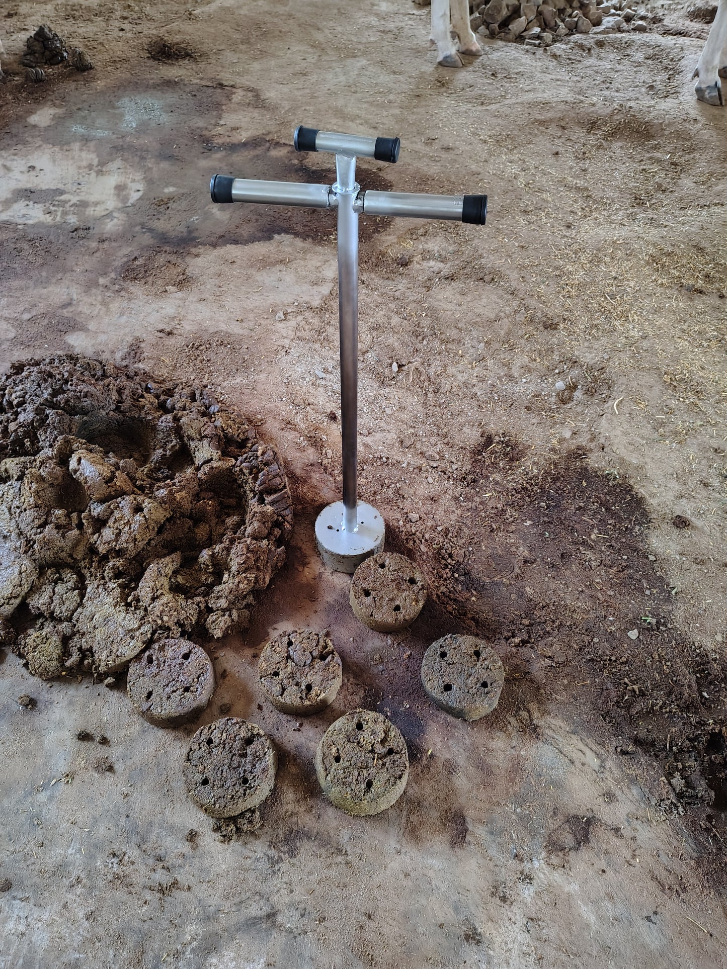 Stainless Steel Cow Dung Cake Maker, 5x2inch Cup, 2.5ft Tall