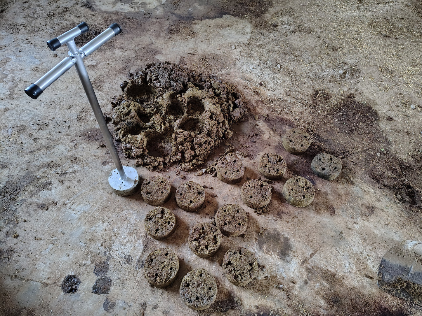 Stainless Steel Cow Dung Cake Maker, 5x2inch Cup, 2.5ft Tall